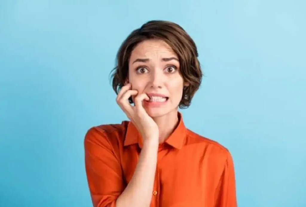 Mujer con miedo al dolor de la depilación láser.