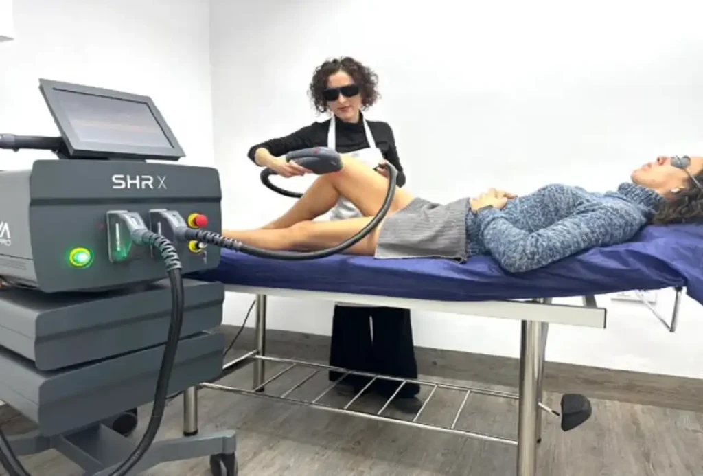 Profesional en plena tarea en centro de Belleza en Murcia.