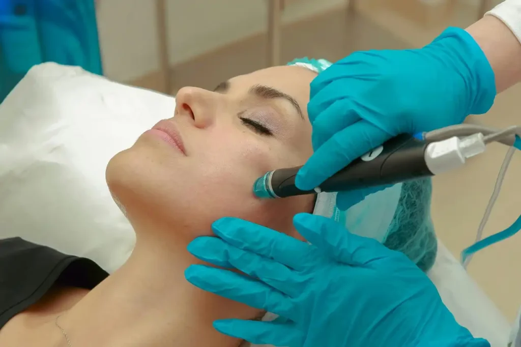 Mujer en un tratamiento de hidrodermoabrasion