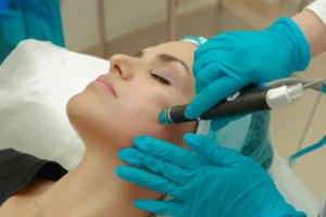 Mujer en un tratamiento de hidrodermoabrasion